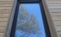 Okno, které vytváří výrazný akchitektonický prvek z vnějšku a poskytuje výborné světelné podmínky v interiéru.